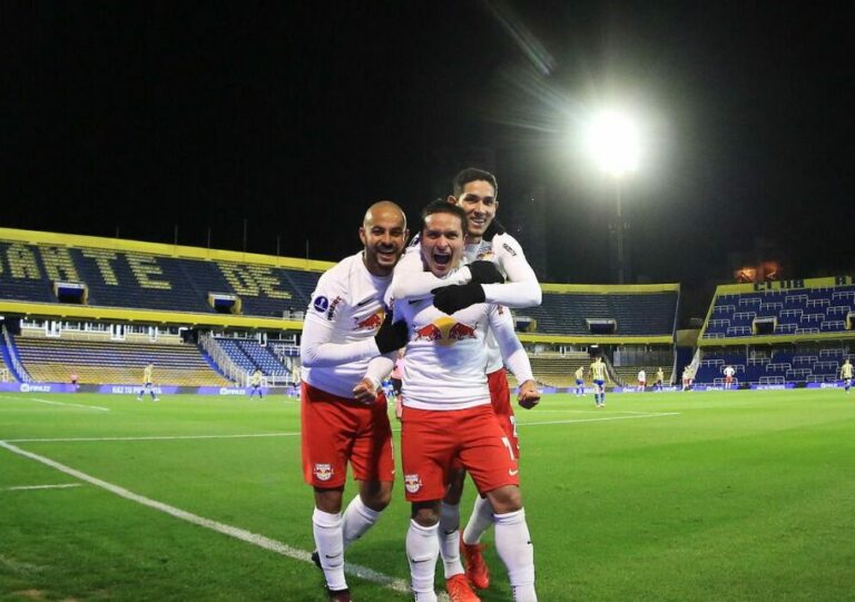 Artur brilha e Bragantino derrota RosArio na Argentina pela Sul-Americana