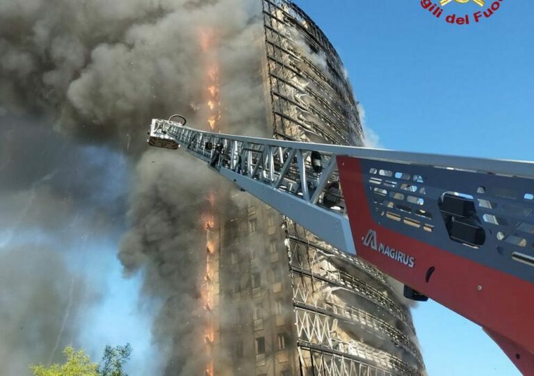 Incêndio destrói prédio de 18 andares em Milão