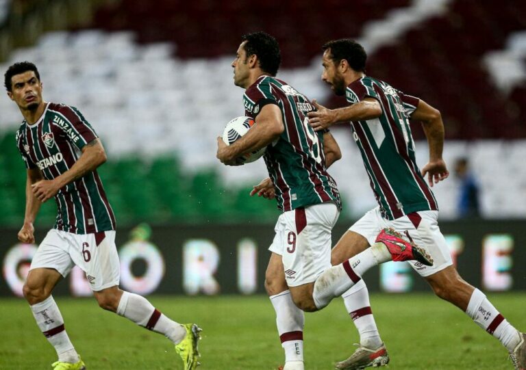 Fluminense arranca empate com Barcelona graças a gol de Fred