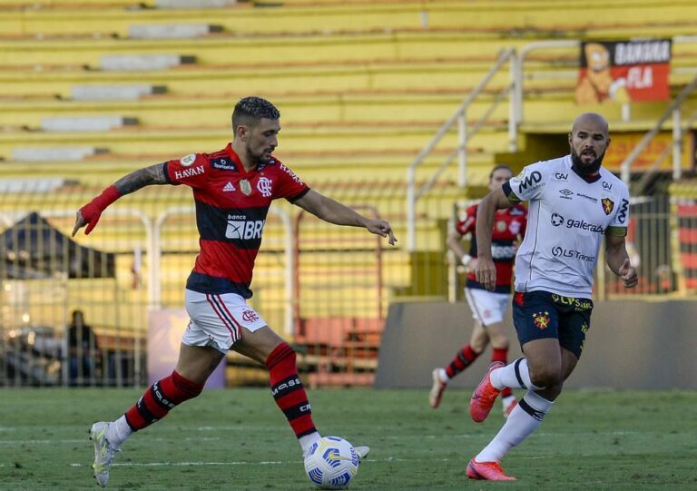 Flamengo vence Sport e encosta no G4 do Brasileirão