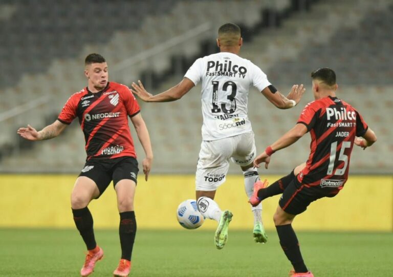 Athletico-PR vence primeiro duelo contra o Santos nas quartas da Copa do Brasil