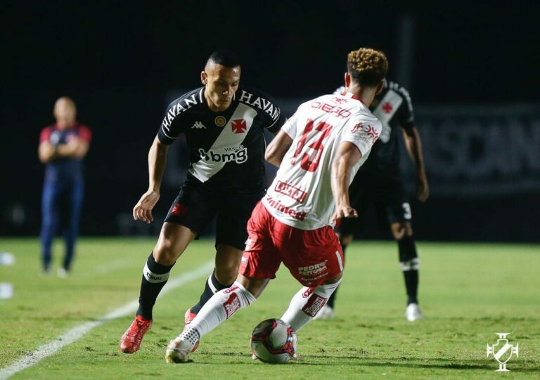 Em São Januário, Vasco vence o Vila Nova pelo Campeonato Brasileiro