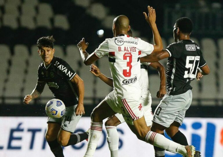 São Paulo vence o Vasco e mantém sonho de título inédito