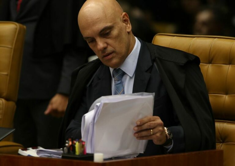 Bolsonaro formaliza pedido de impeachment de Alexandre de Moraes