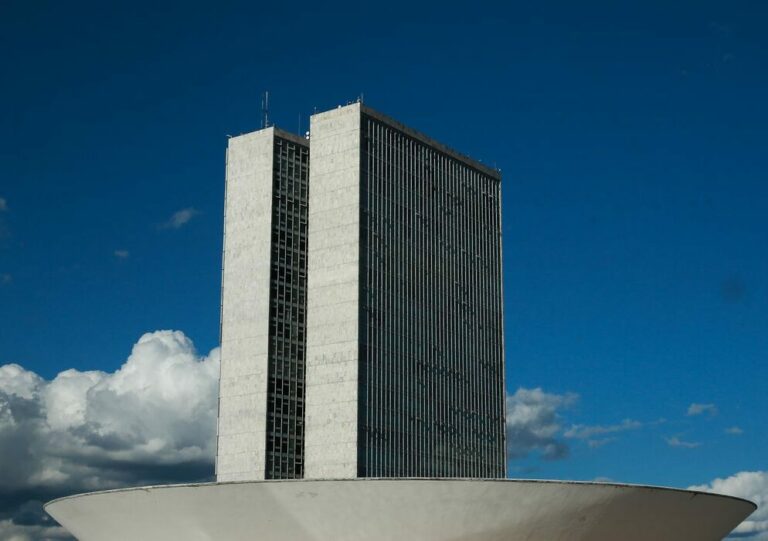 monumentos_brasilia_cupula_plenario_da_camara_dos_deputados3103201340-1-aspect-ratio-768-541