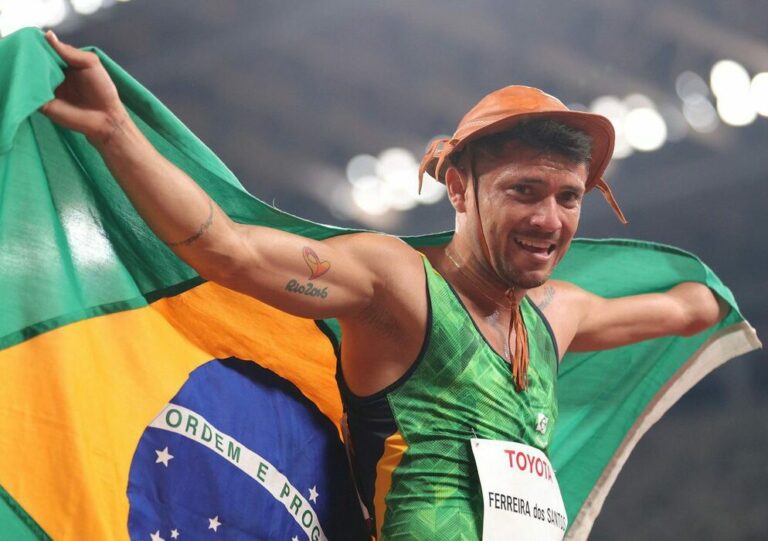 Petrúcio Ferreira é bicampeão nos 100m e quebra recorde na Tóquio 2020