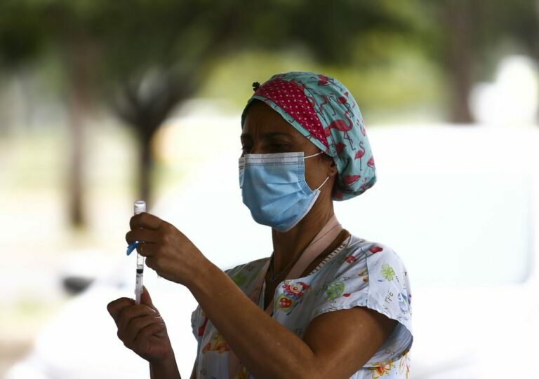 DF começa a vacinar adolescentes de 17 anos contra covid-19