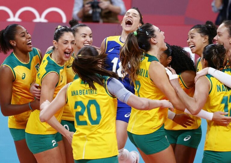 Seleção Brasileira bate Coreia do Sul e pega EUA na final do vôlei feminino