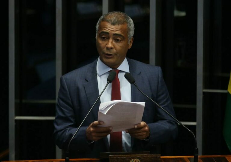 Senador Romário é submetido a cirurgia em hospital do Rio