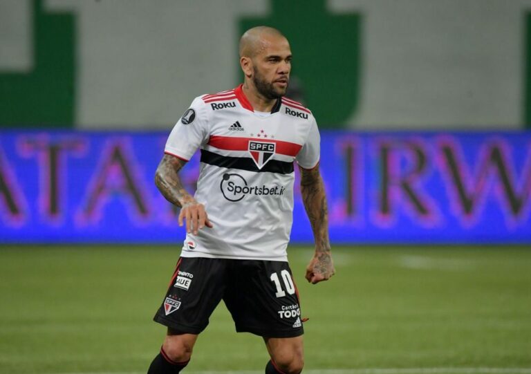 São Paulo anuncia que Daniel Alves não joga mais pelo clube