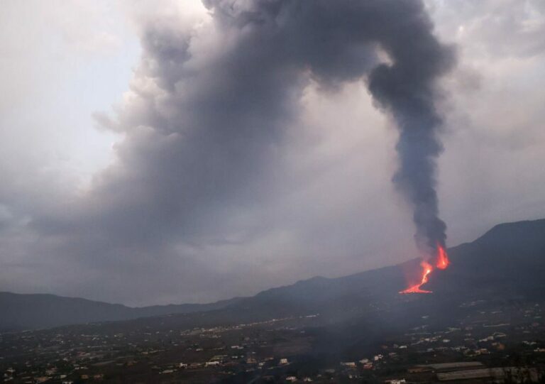 Vulcão de La Palma volta a lançar cinzas; lava se aproxima do mar