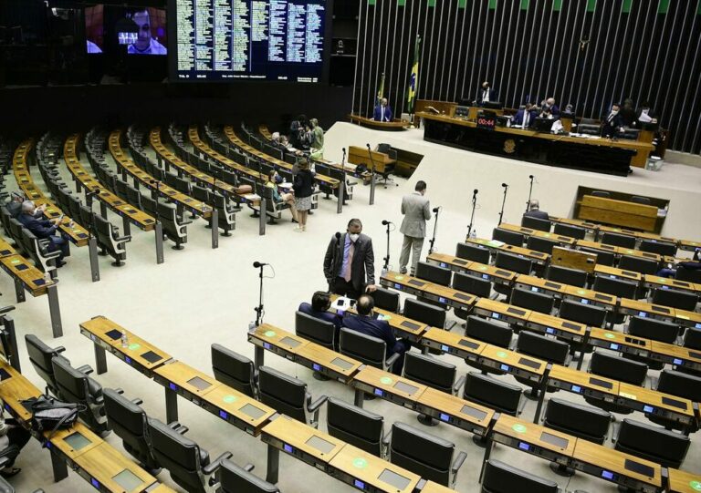 Deputados derrubam vetos a lei que suspende os despejos na pandemia