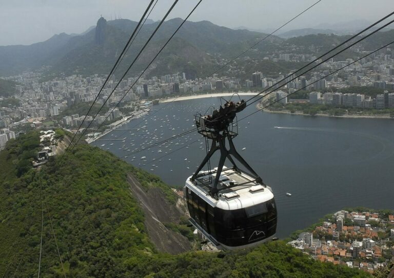 Rio passa a exigir comprovante de vacina em locais fechados