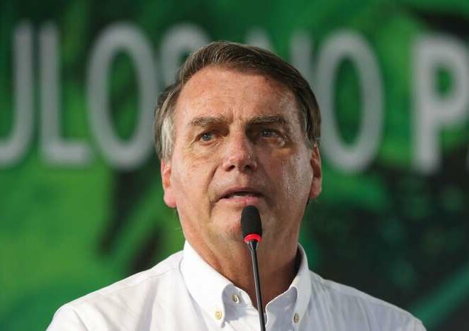 Presidente Bolsonaro convida população a ir às ruas amanhã