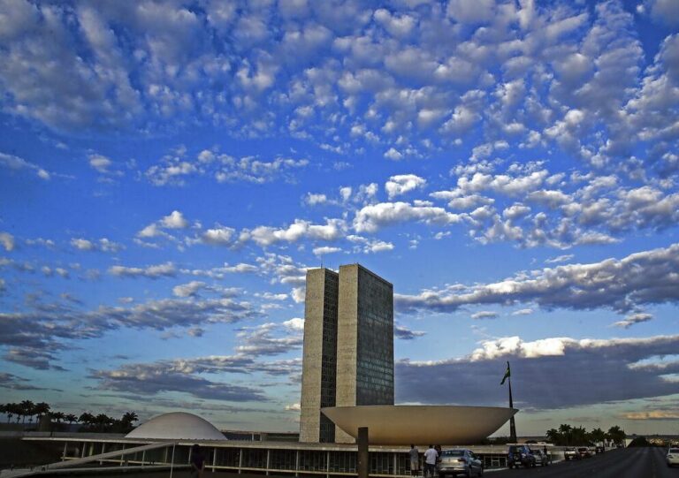 Dia Mundial do Doador de Medula Óssea muda cores do Congresso Nacional