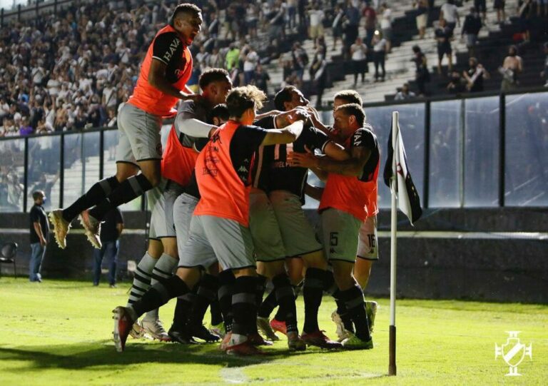 Vasco vence Goiás no reencontro com sua torcida