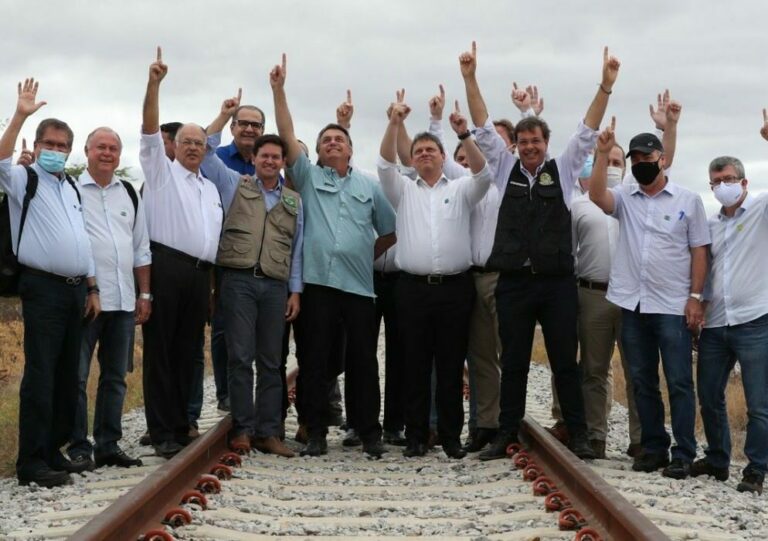 Bolsonaro participa da assinatura de concessão da ferrovia na Bahia