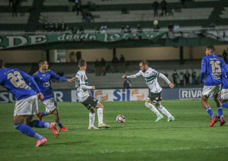 Cruzeiro derrota líder Coritiba