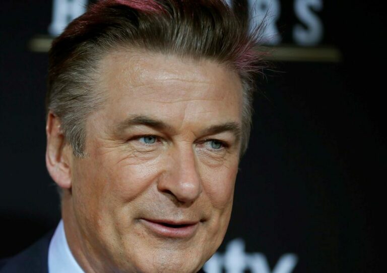 Ator Alec Baldwin dispara em set de filmagem e diretora de fotografia morre