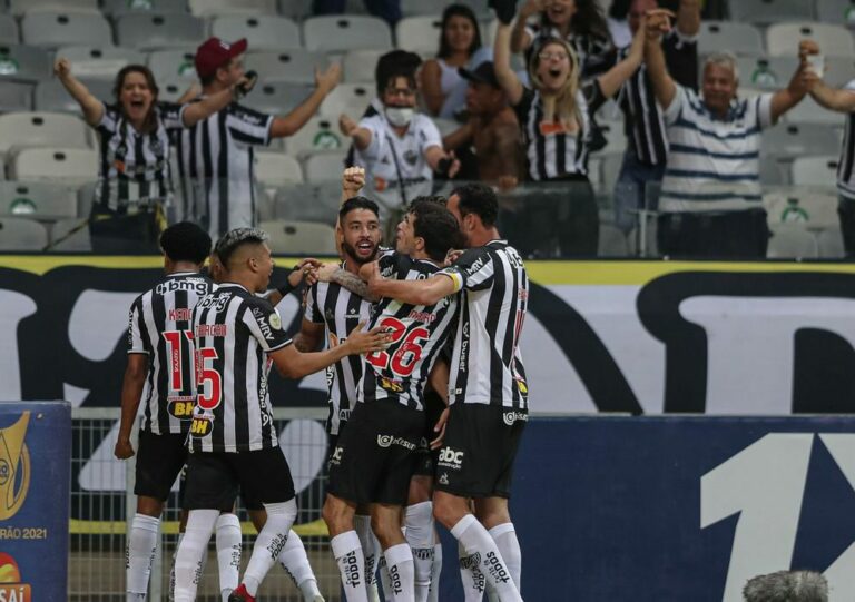 Atlético-MG vence Santos de virada e mantém vantagem no Brasileiro