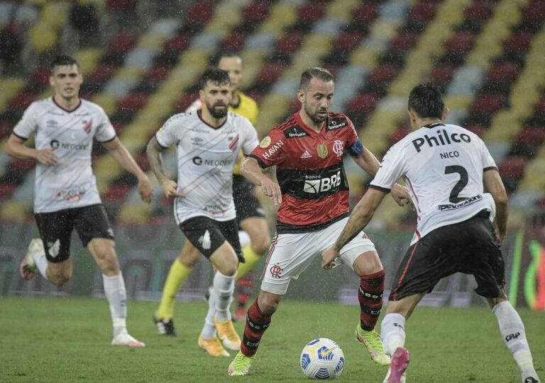 Flamengo atropela Athletico-PR no Maracanã e sobe no G4 do Brasileiro