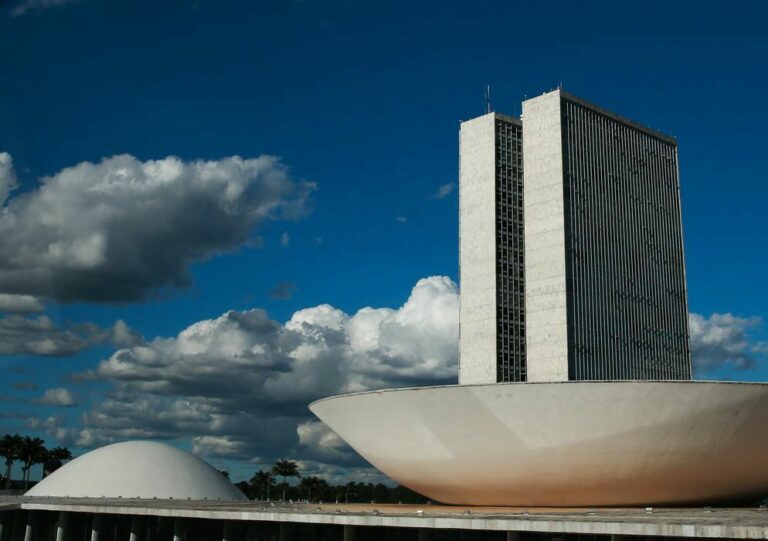 Câmara convoca ministro para explicar empresa em paraíso fiscal