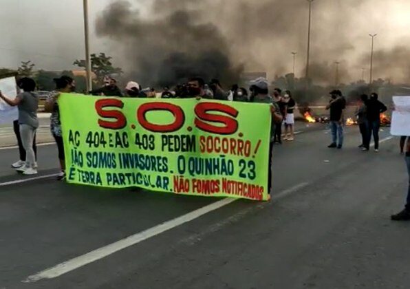 Protesto de moradores fecha trecho da BR-040 contra derrubadas