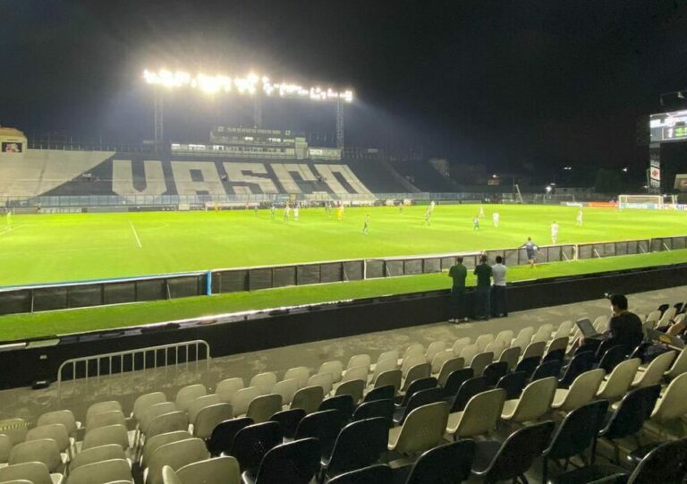 De olho no G4 da Série B, Vasco encara CSA nesta sexta em São Januário