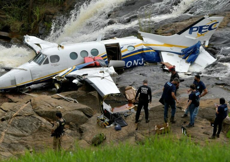 Avião é retirado do local onde caiu em Minas, matando cinco pessoas