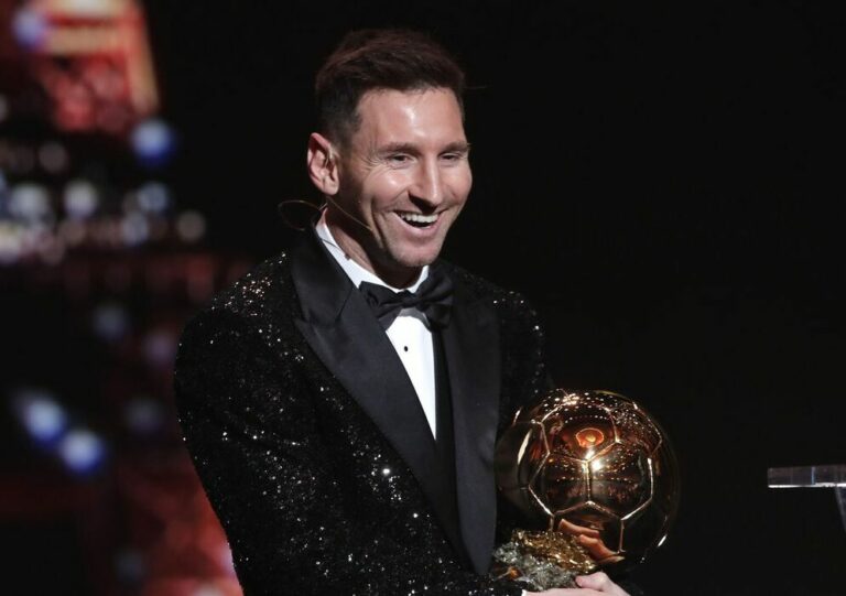 Messi amplia recorde e ganha 7ª Bola de Ouro da carreira