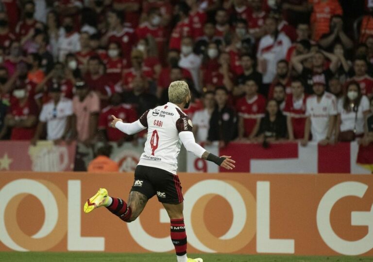 Flamengo vence Internacional no Beira Rio e mantém sonho do Brasileiro