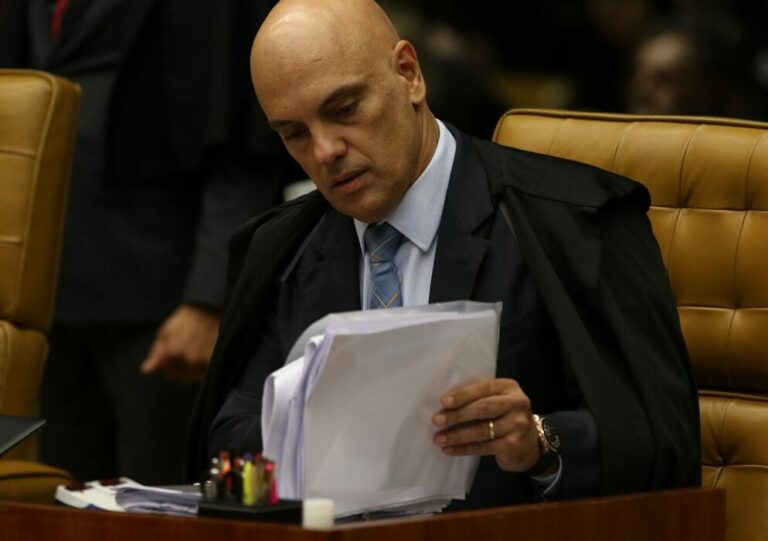 Moraes derruba decisão sobre quebra de sigilo de presidente Bolsonaro