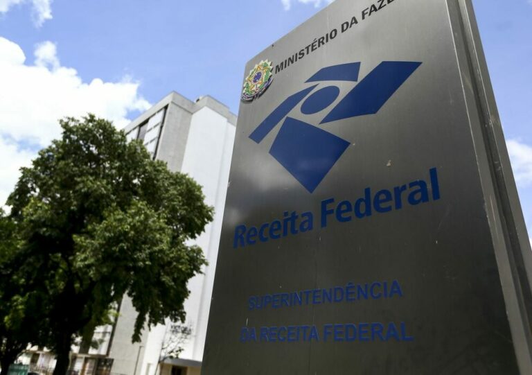 Receita paga hoje restituições de lote residual do IRPF de novembro