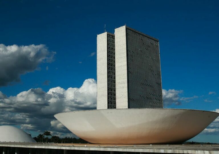 CCJ da Câmara aprova PEC que reduz aposentadoria compulsória no STF