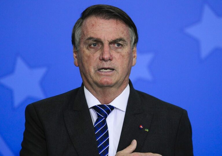 Presidente Jair Bolsonaro assina filiação ao PL