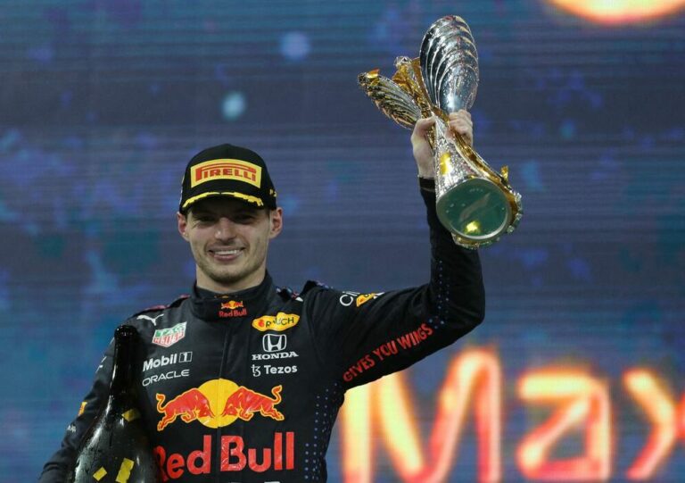 Verstappen conquista título da F1 com ultrapassagem na última volta