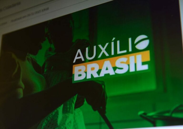 Lei que cria o Auxílio Brasil é publicada no Diário Oficial da União