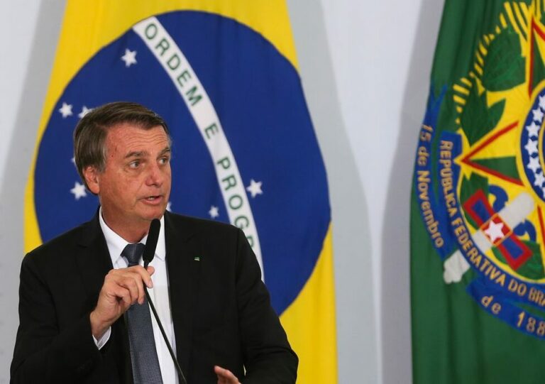 Presidente regulamenta auxílio gás e Programa Alimenta Brasil