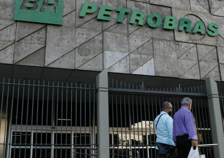 Petrobras reduz preço da gasolina A para distribuidoras