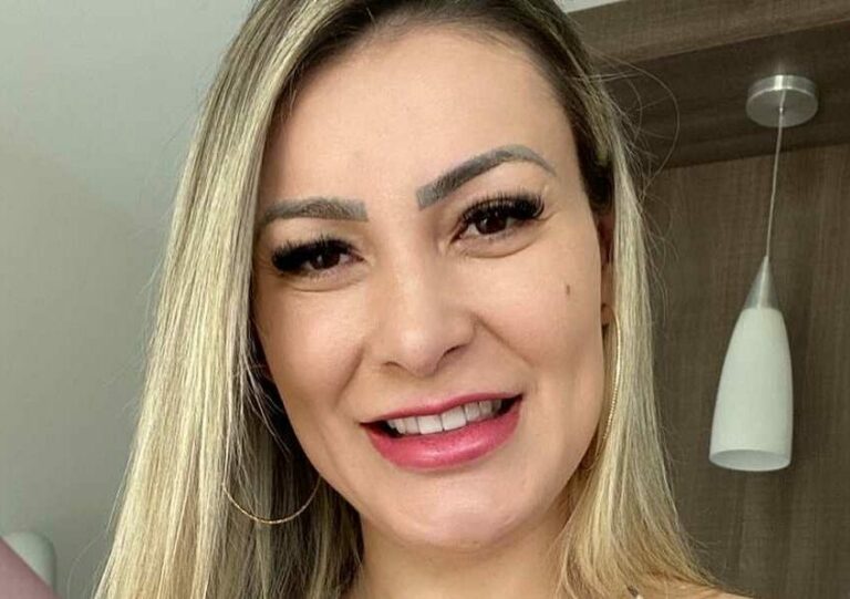 Andressa Urach disse que se arrepende de ter dado 4 carros de luxo à igreja