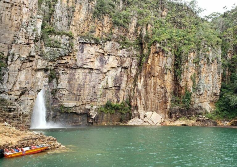 Rocha desaba sobre barcos de turistas em Capitólio, Minas Gerais