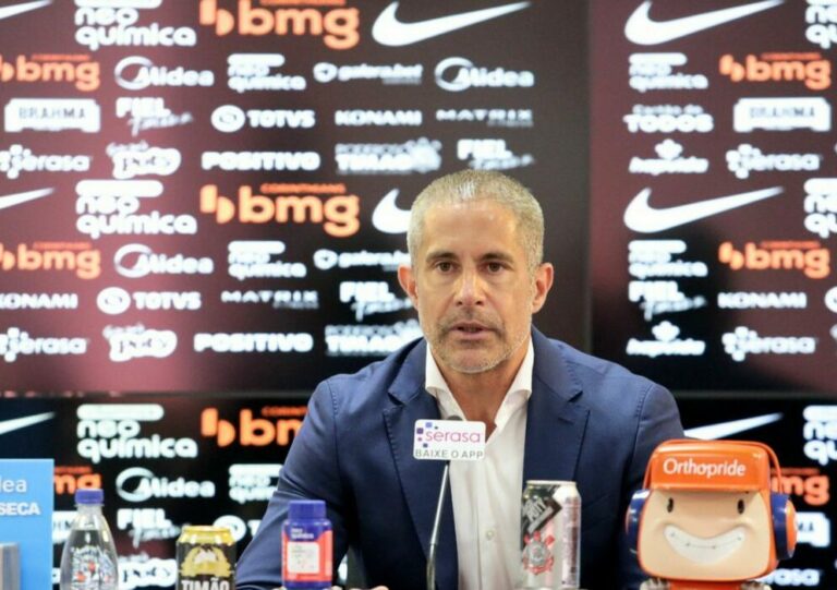 Corinthians demite Sylvinho após derrota para o Santos