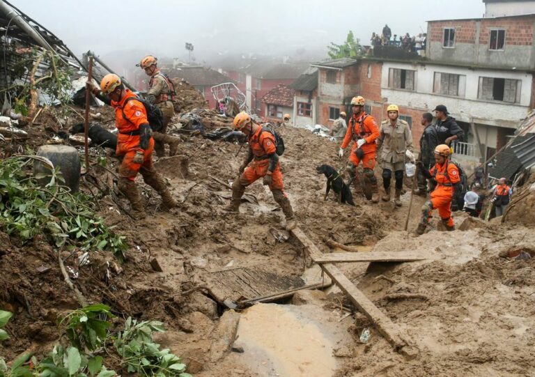 Após chuva em Petrópolis, número de mortos chega a 44