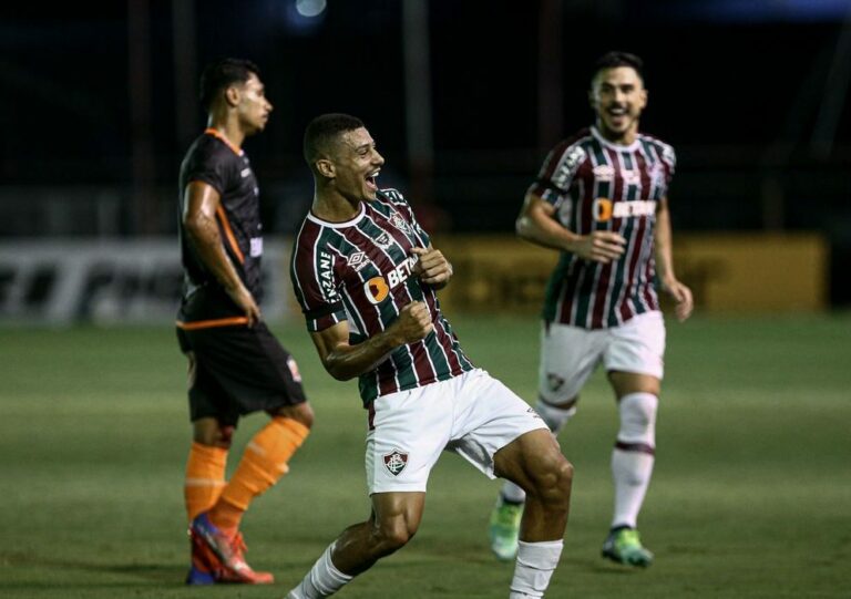 Fluminense vence Nova Iguaçu para manter liderança