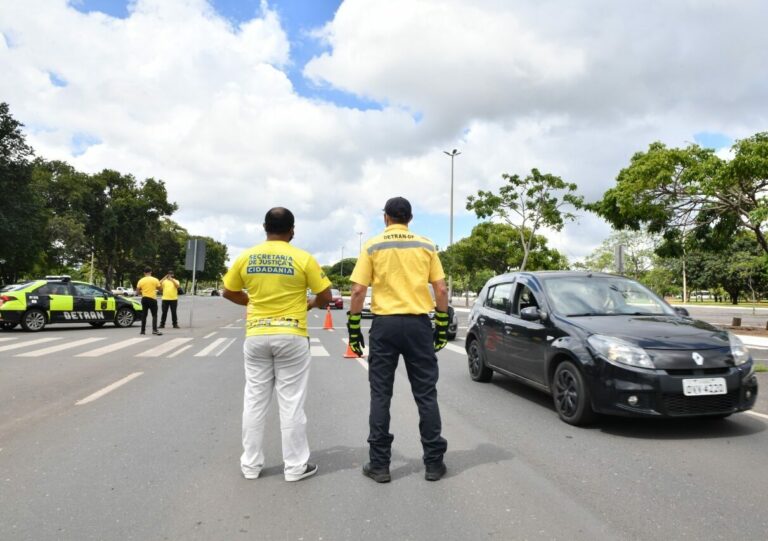 Blitz educativa alerta para riscos do uso de drogas e álcool no Carnaval