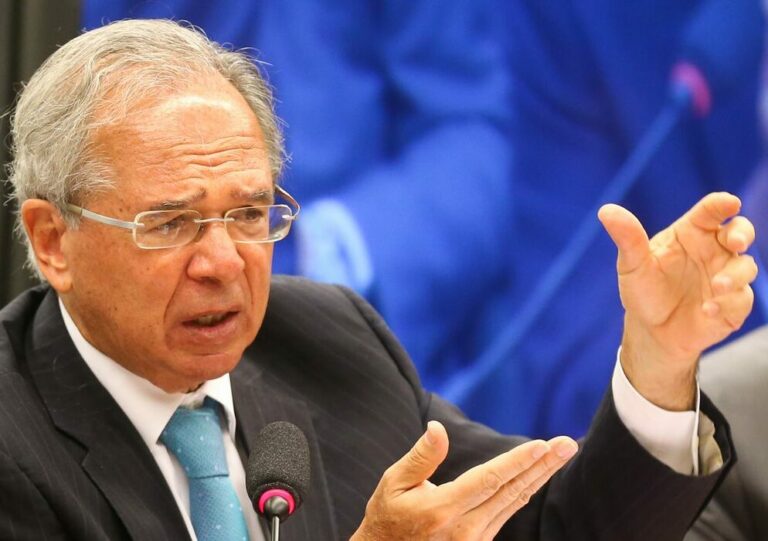 Governo avalia reduzir imposto para estimular indústria, diz ministro