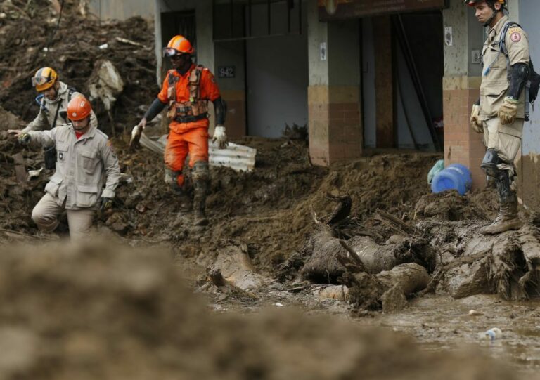 Sobe para 208 número de mortos na tragédia em Petrópolis