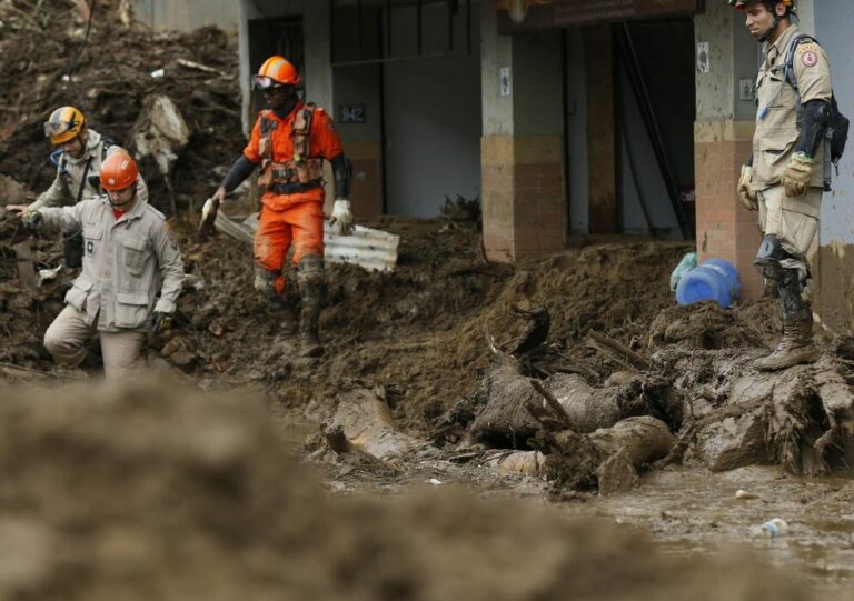 Bombeiros atualizam número de mortos em Petrópolis para 176