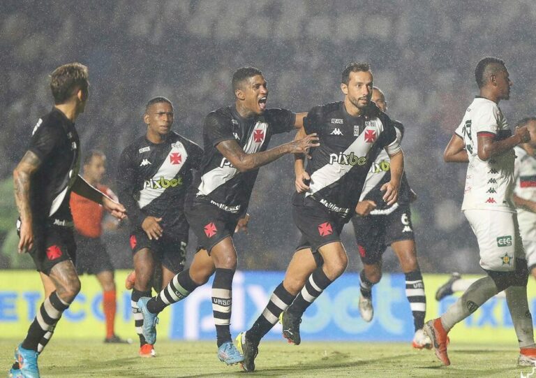 Vasco derrota Portuguesa com gol de Nenê e vira líder do carioca