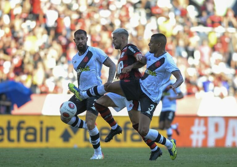 Vasco e Flamengo se enfrentam em busca de vaga na final do Carioca